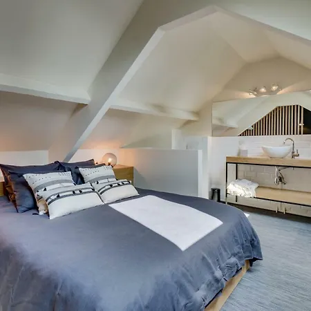 La Source Nyaraló Roy